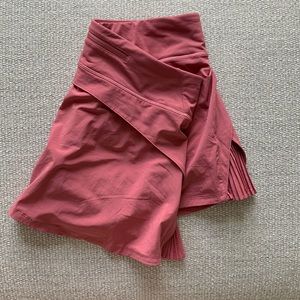 Lululemon Athletica / Play Off the Pleats Mid-Rise Skirt / Size 8